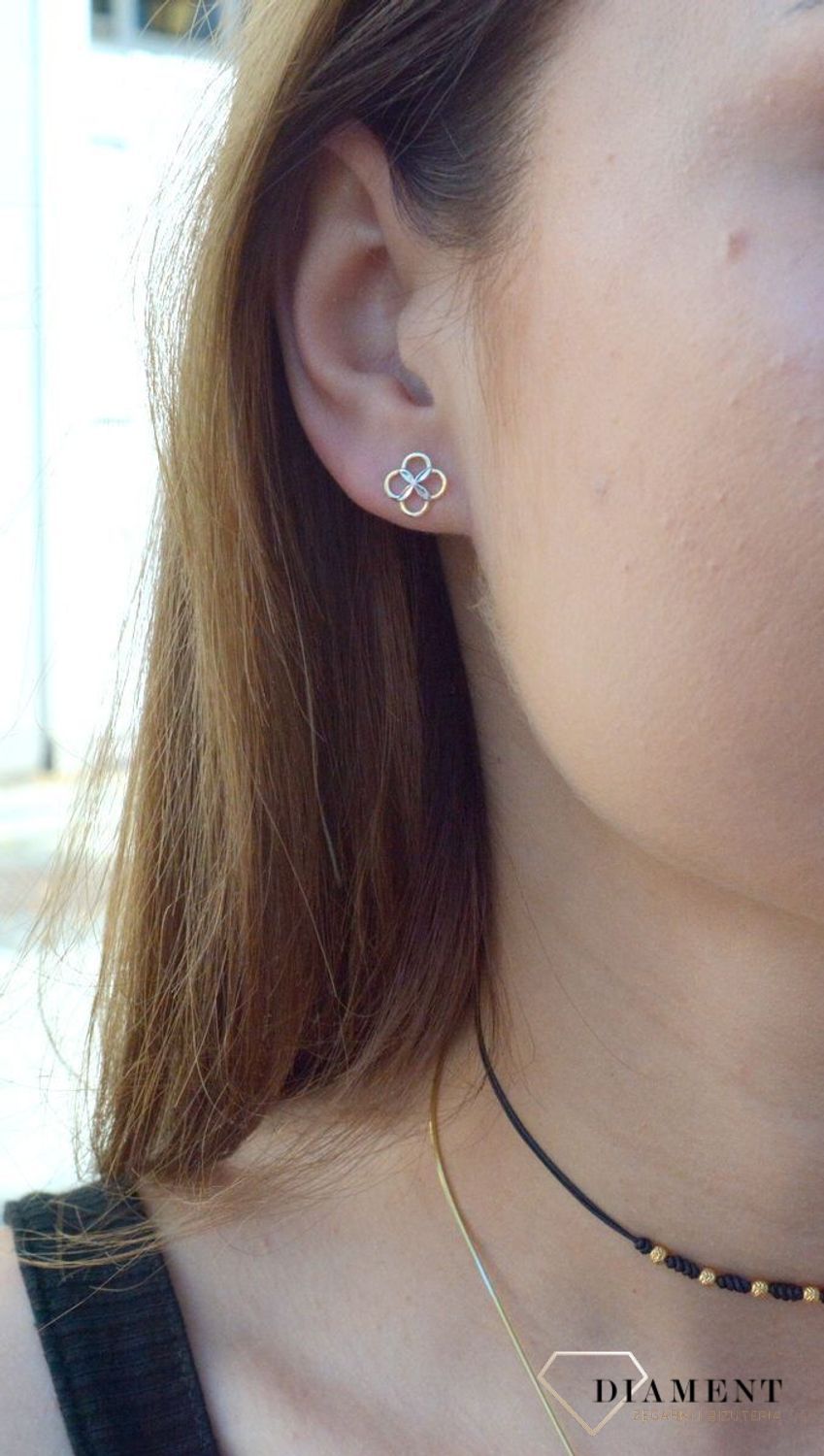 Złote kolczyki kwiatki próba 333 wkrętki KL 5699 333. Połączenie białego i żółtego złota pięknie wyróżni się na uchu. Kolczyki urzekają delikatną i prostą formą, Na prezent..jpg